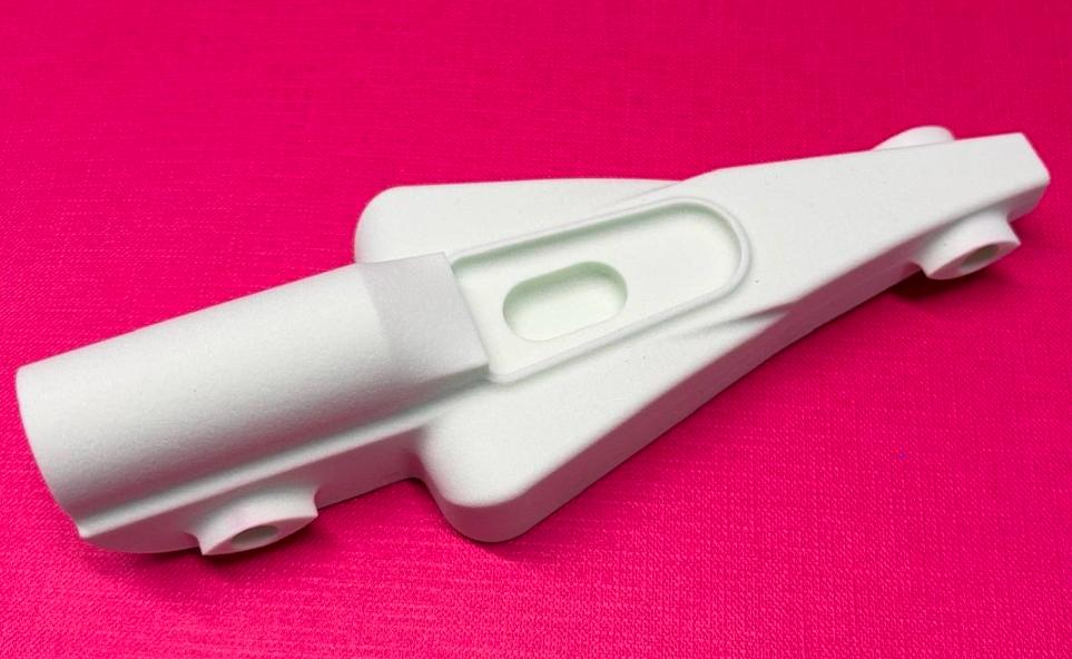 Elemento bianco realizzato con stampa 3D dagli studenti per il progetto Volta