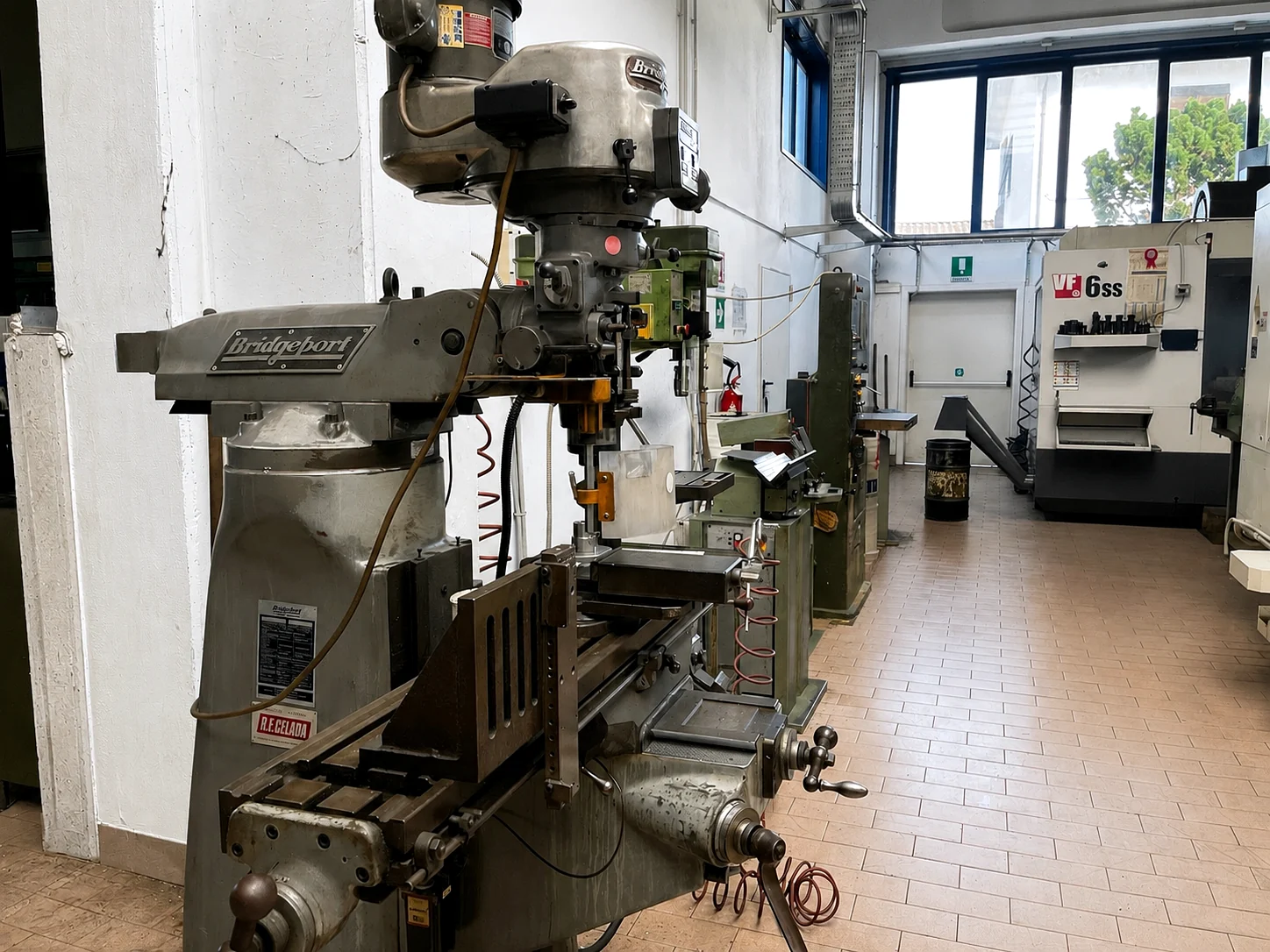 Fresa manuale nel reparto L.M.A. S.r.l., testimonianza delle lavorazioni tradizionali